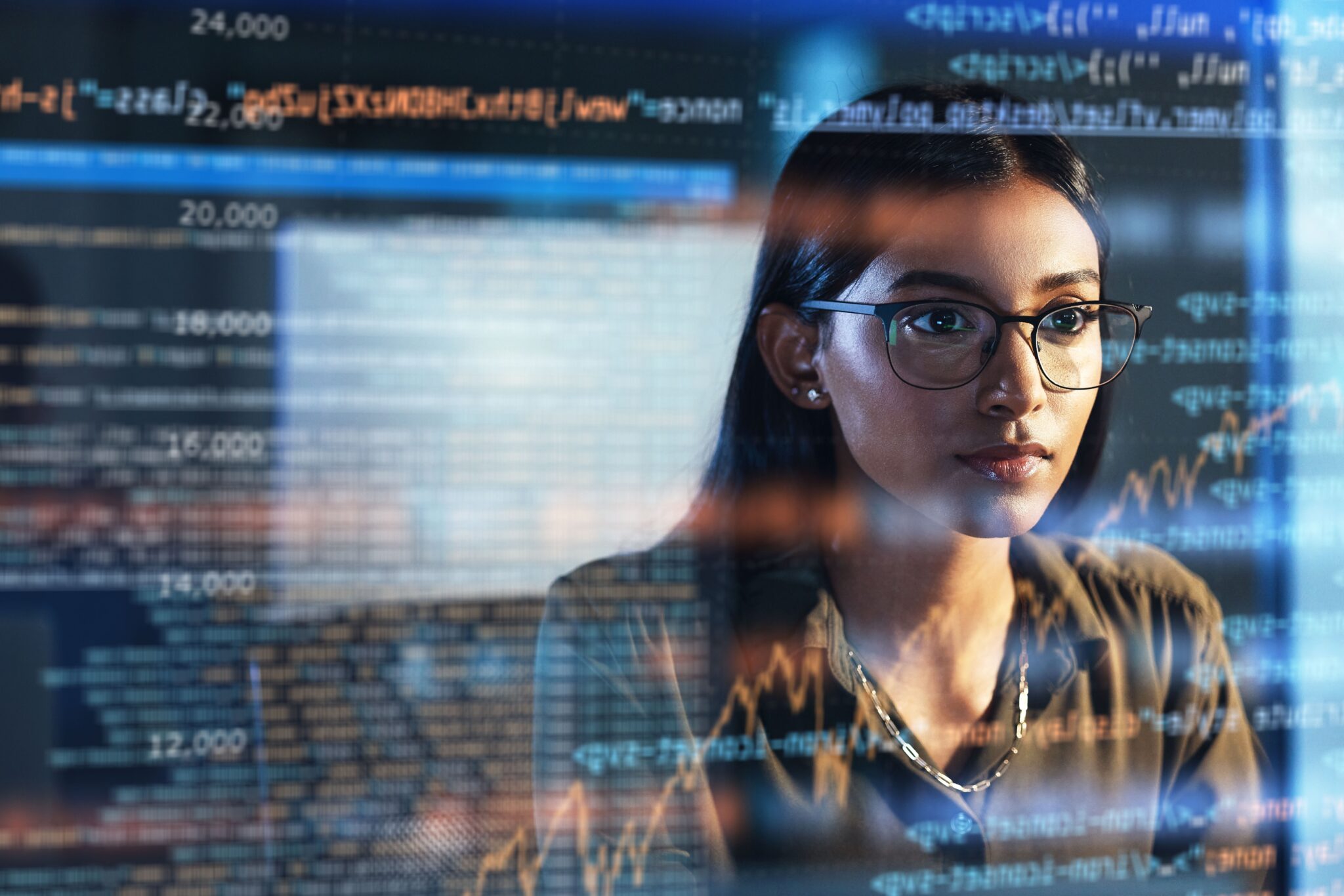 femme derrière un écran transparent avec lignes de code